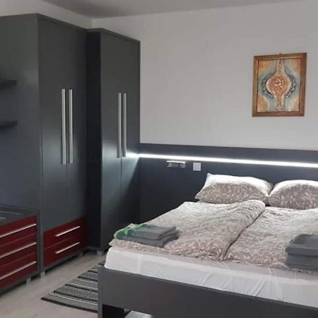 Szoba Konyha Lakas Komarno Bagian luar foto